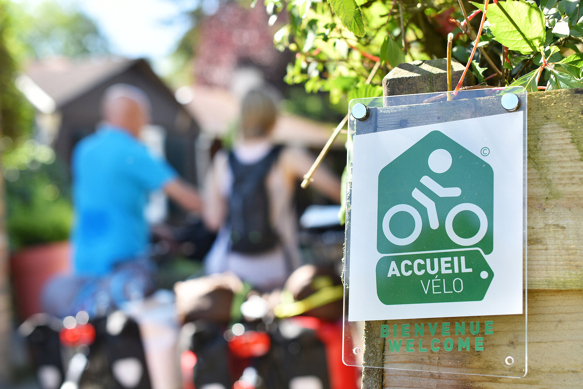 Logo accueil Vélo avec cyclistes en fond 